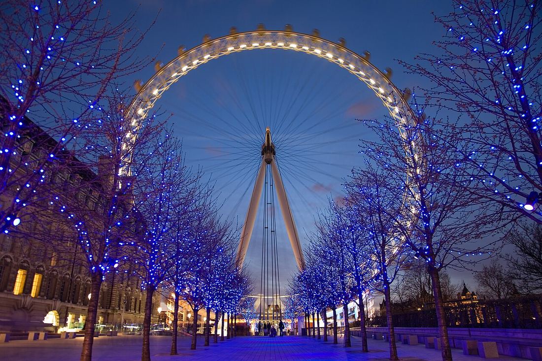 The London Eye lit blue at twilight